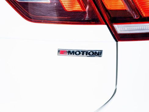 Used 2020 Volkswagen Tiguan SE w/ Panoramic Sunroof Package image 28