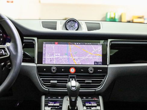 Certified 2025 Porsche Macan image 21