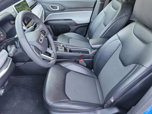 Used 2024 Jeep Compass Latitude AWD/4WD image 3