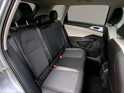 Used 2025 Volkswagen Taos SE FWD image 25