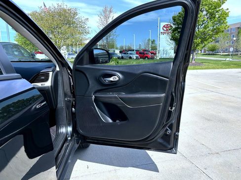 Used 2016 Jeep Cherokee 75th Anniversary FWD image 16