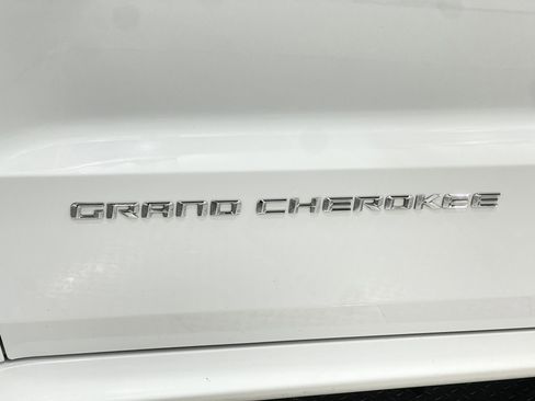 Used 2016 Jeep Grand Cherokee SRT image 40