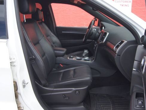 Used 2018 Jeep Grand Cherokee Limited image 12