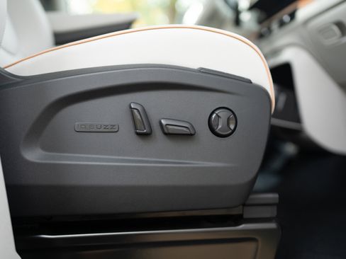 New 2025 Volkswagen ID. Buzz Pro S Plus image 36