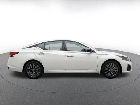 Used 2025 Nissan Altima 2.5 SV FWD image 10