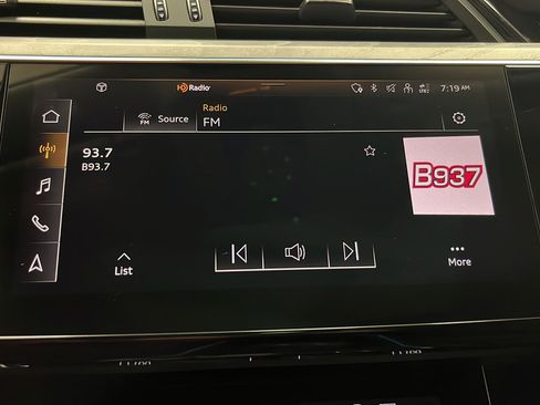 Used 2022 Audi e-tron Prestige w/ Prestige Package AWD/4WD image 29