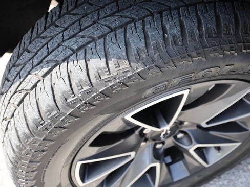 Used 2022 Chevrolet Suburban Z71 w/ Luxury Package image 27