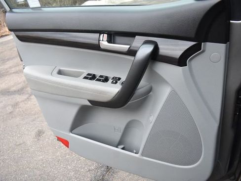 Used 2012 Kia Sorento LX image 26