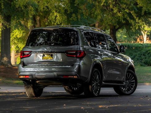 Used 2021 INFINITI QX80 Premium Select w/ All-Season Package RWD image 4