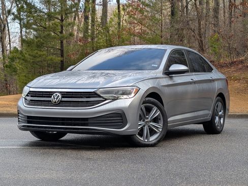 Used 2024 Volkswagen Jetta SE image 4