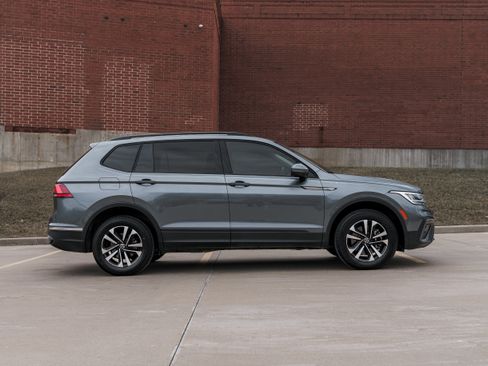 Used 2022 Volkswagen Tiguan S image 3