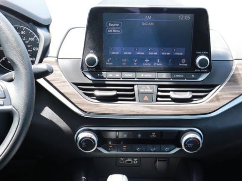 Used 2025 Nissan Altima 2.5 SV FWD image 15