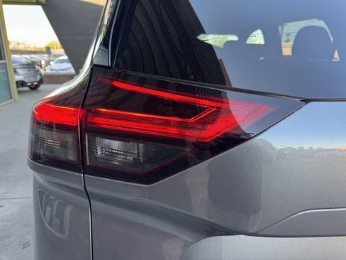 Used 2023 Nissan Rogue SL w/ SL Premium Package image 13