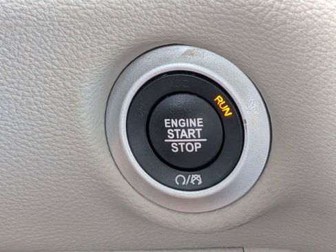 Used 2024 Chrysler Pacifica Touring-L AWD/4WD image 18