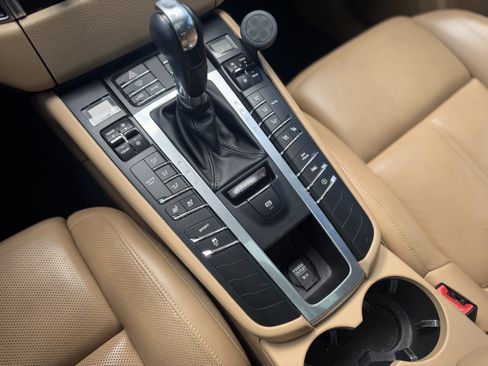 Used 2018 Porsche Macan AWD/4WD image 31