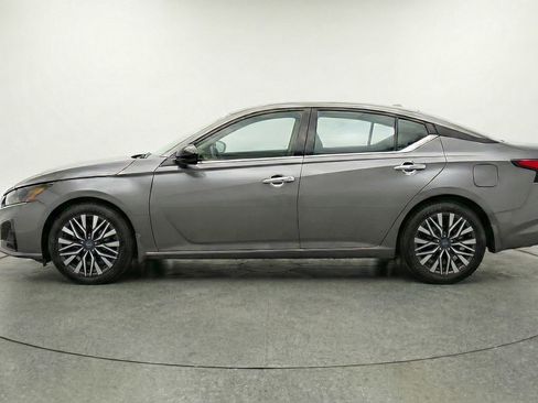 Used 2025 Nissan Altima 2.5 SV FWD image 5