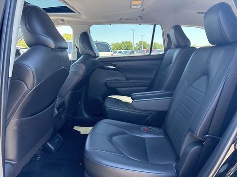 Used 2021 Toyota Highlander XLE AWD/4WD image 15