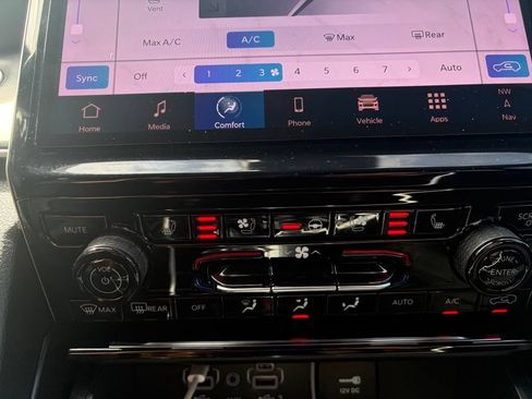 Used 2025 Jeep Grand Cherokee Limited w/ Luxury Tech Group II RWD image 30