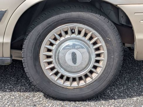 Used 1999 Ford Crown Victoria RWD image 12