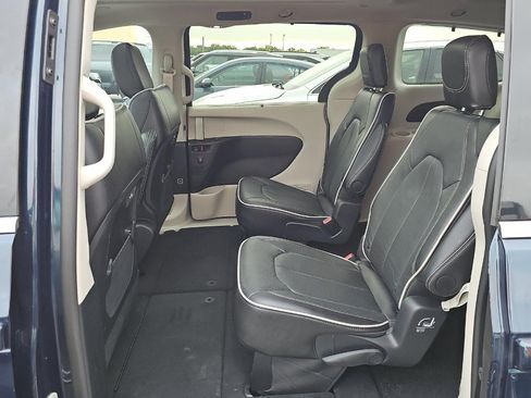 Used 2024 Chrysler Pacifica Limited w/ Trailer Tow Group FWD image 10