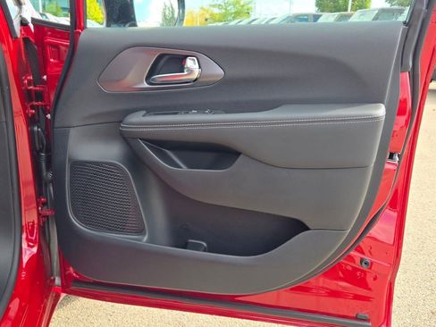 New 2026 Chrysler Pacifica Select image 9