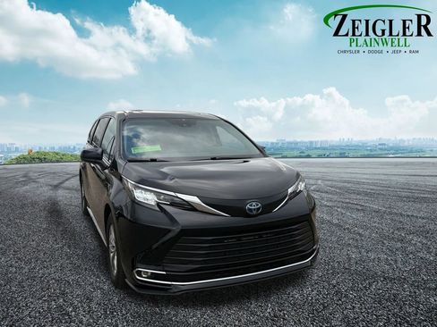 Used 2023 Toyota Sienna XLE image 13