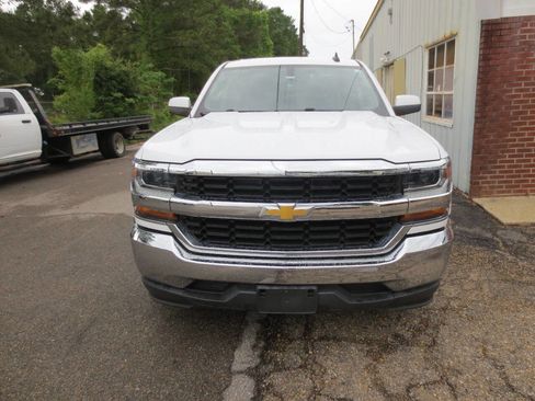 Used 2018 Chevrolet Silverado 1500 LT w/ Trailering Package RWD image 3