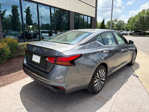 Used 2025 Nissan Altima 2.5 SV FWD image 4