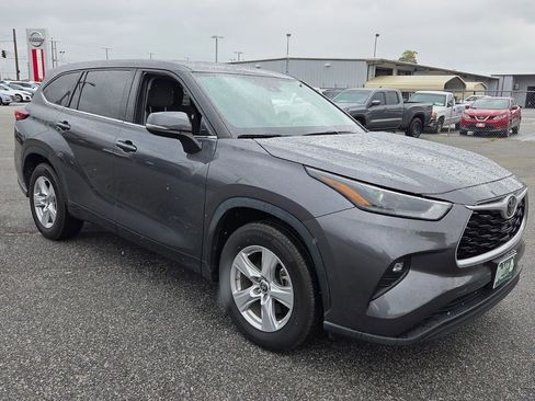 Used 2022 Toyota Highlander LE FWD image 15