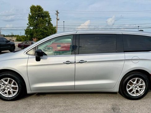 Used 2024 Chrysler Voyager LX FWD image 5
