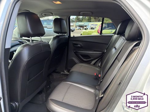 Used 2022 Chevrolet Trax LT w/ LT Convenience Package AWD/4WD image 11