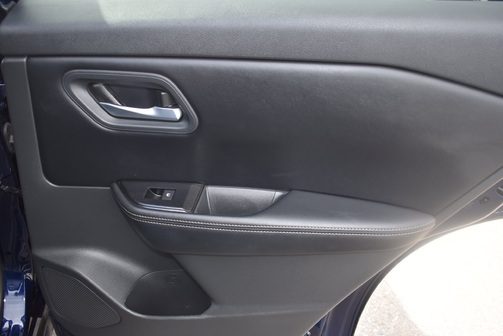 Used 2025 Nissan Rogue SV FWD image 15