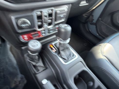 Used 2025 Jeep Wrangler Unlimited Rubicon 4xe AWD/4WD image 32