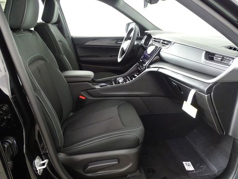 New 2025 Jeep Grand Cherokee L Laredo image 17