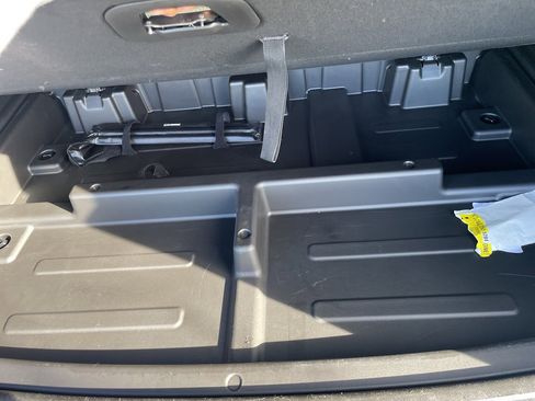 Used 2025 Chevrolet Suburban Z71 image 55