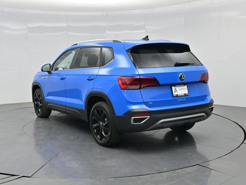 Used 2023 Volkswagen Taos SE w/ Panoramic Sunroof Package FWD image 5