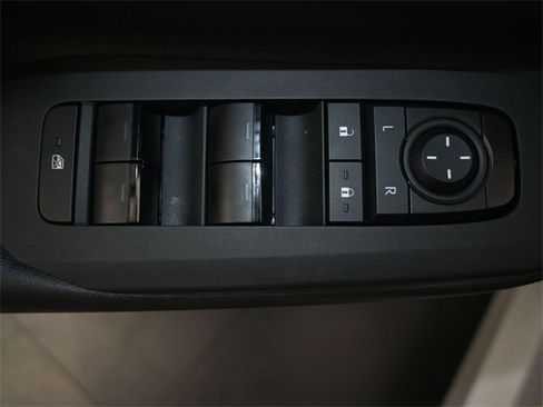 Used 2025 Toyota Prius LE image 10