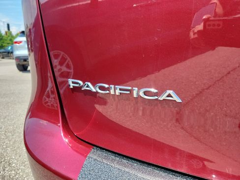 Used 2023 Chrysler Pacifica Touring-L FWD image 7