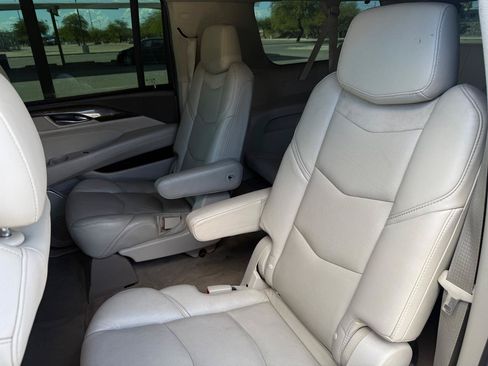 Used 2019 Cadillac Escalade ESV Luxury RWD image 11