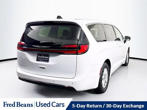 Used 2023 Chrysler Pacifica Touring-L FWD image 9
