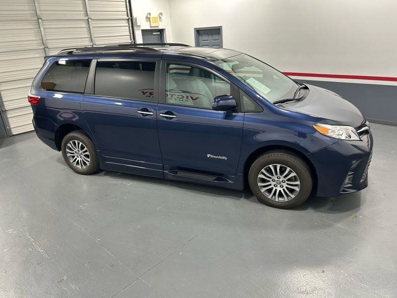 Used 2020 Toyota Sienna XLE w/ XLE Navigation Package FWD image 8