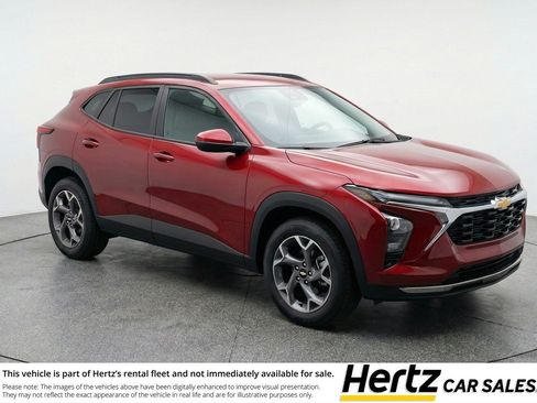 Used 2025 Chevrolet Trax LT FWD image 1