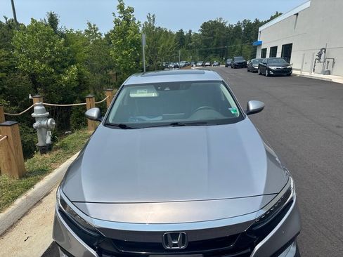 Used 2018 Honda Accord Touring image 3