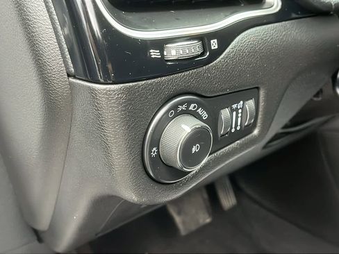 Used 2021 Jeep Cherokee Latitude Plus image 26