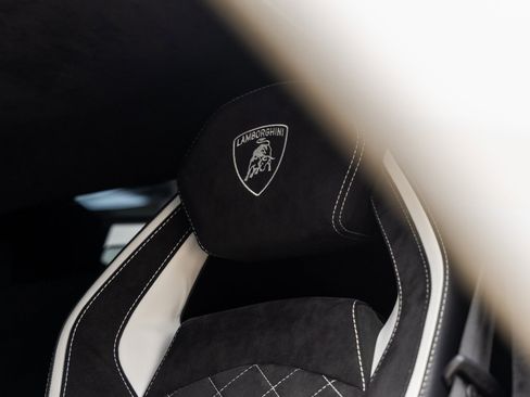 Used 2018 Lamborghini Aventador S image 33