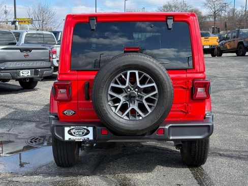 Certified 2025 Jeep Wrangler Unlimited Sahara AWD/4WD image 4