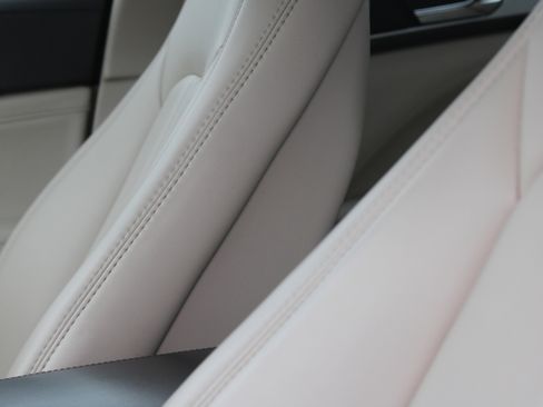 Used 2020 Lincoln MKZ image 25