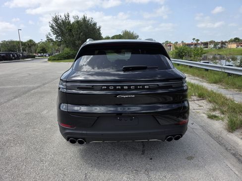 Used 2024 Porsche Cayenne AWD/4WD image 6