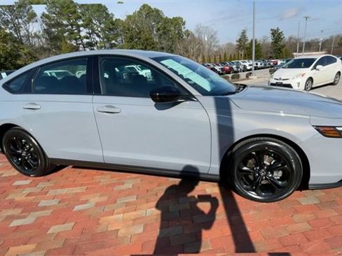 Certified 2025 Honda Accord SE image 3