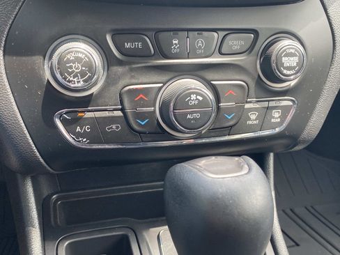 Used 2020 Jeep Cherokee Limited FWD image 31